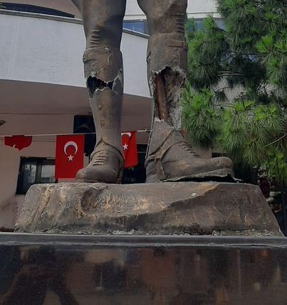 Atatürk heykeline balyozlu saldırı kamerada