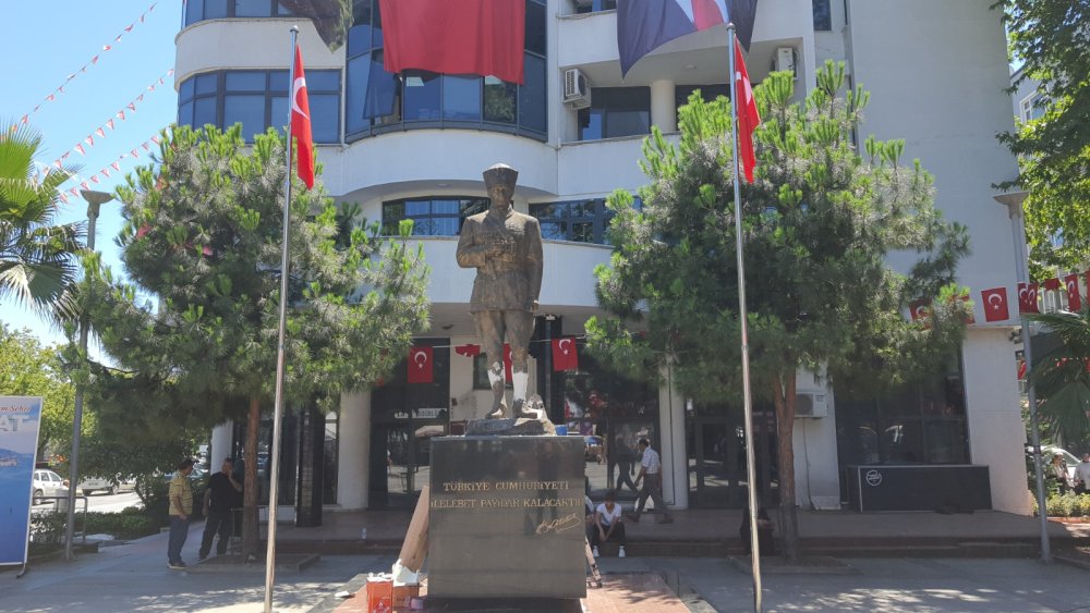 Atatürk heykeline balyozlu saldırı kamerada