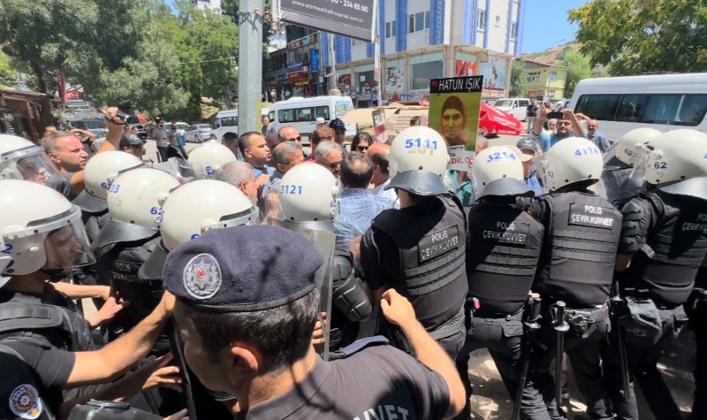 Cumartesi Anneleri'ne destek amacıyla toplananlara polis müdahalesi: 6 kişi gözaltında