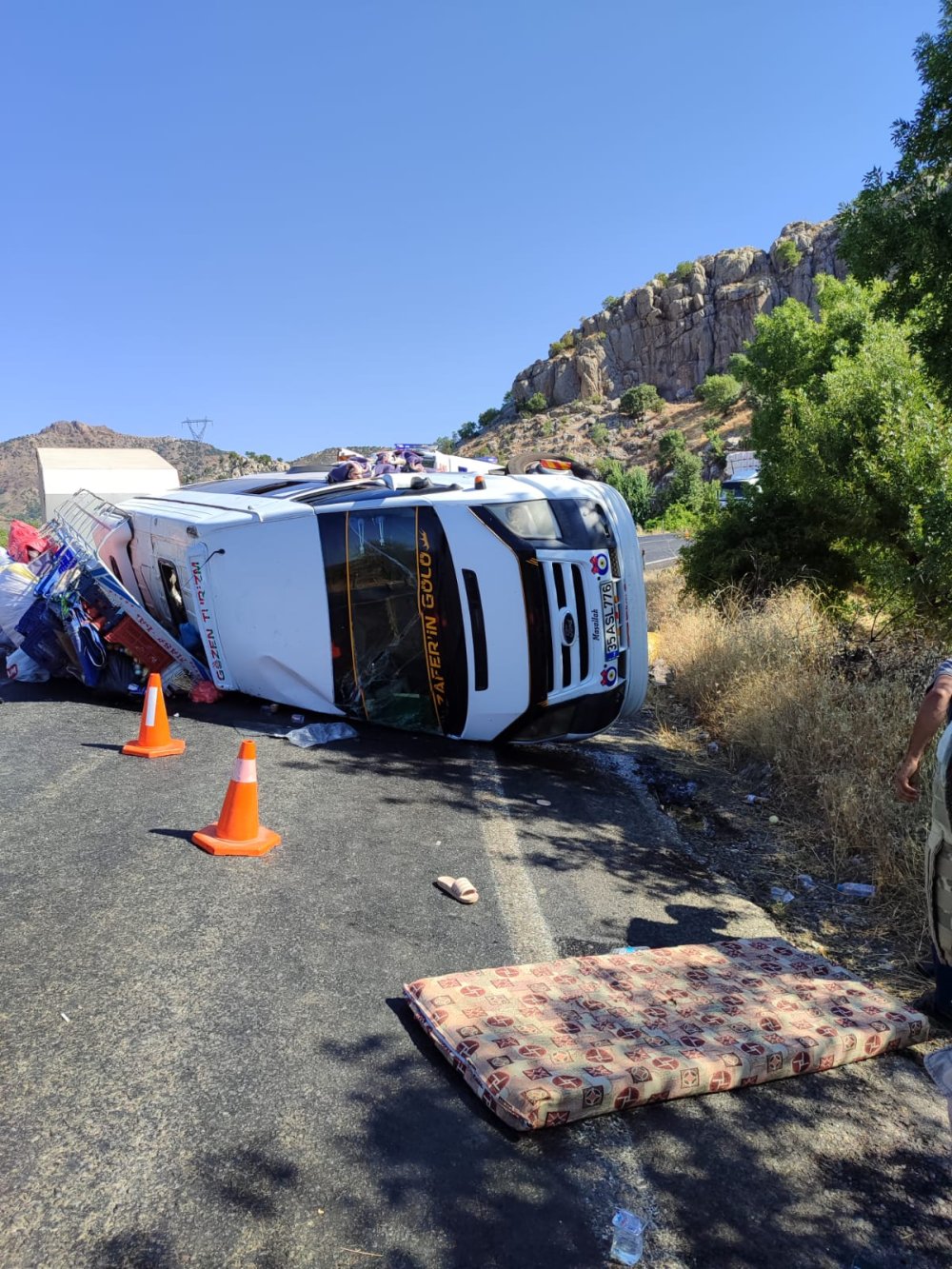 Römork takılı minibüs devrildi: 10 yaralı