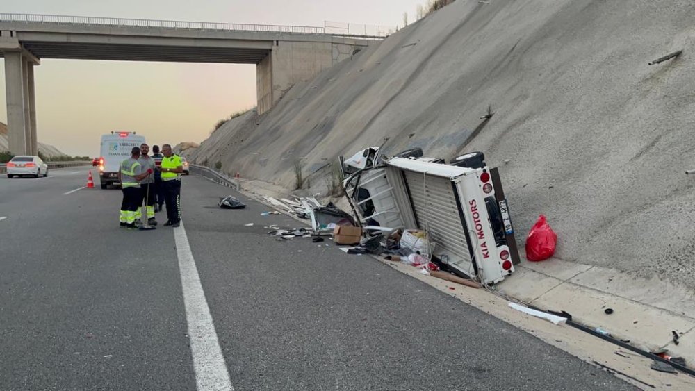 TIR'a çarpan kamyonet devrildi: 1 ölü, 1 yaralı