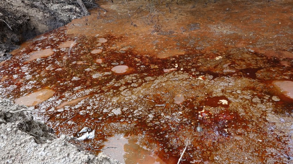 Atıklar derenin rengini değiştirdi; OSB'ye ceza, 3 fabrikaya kapama