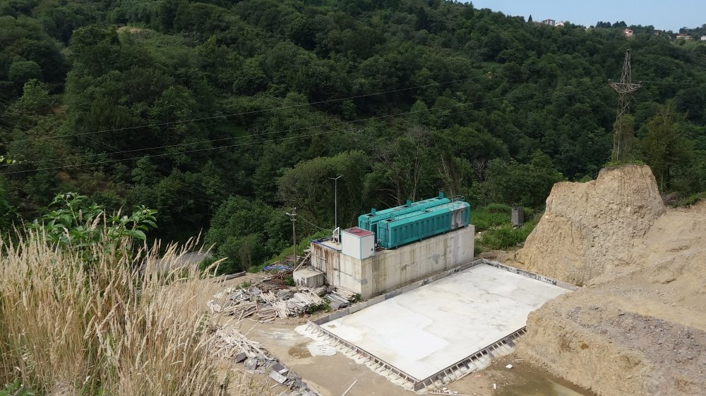 Atıklar derenin rengini değiştirdi; OSB'ye ceza, 3 fabrikaya kapama