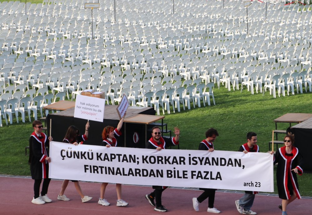 ODTÜ mezuniyetine yine pankartlar damga vurdu