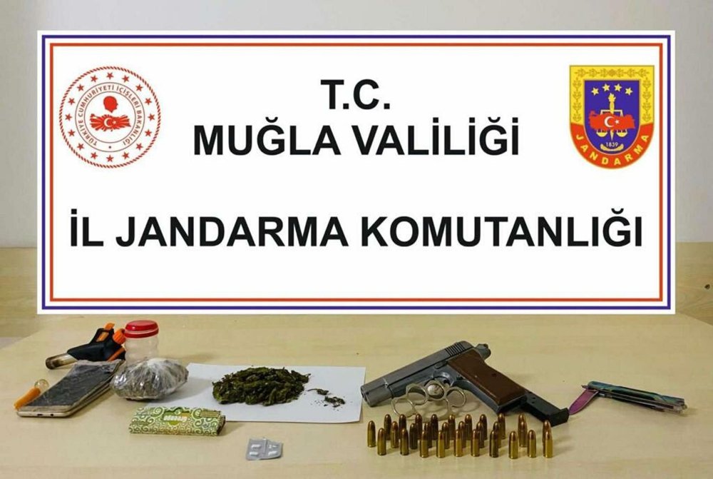 Uyuşturucu operasyonunda samuray kılıçları ele geçirildi