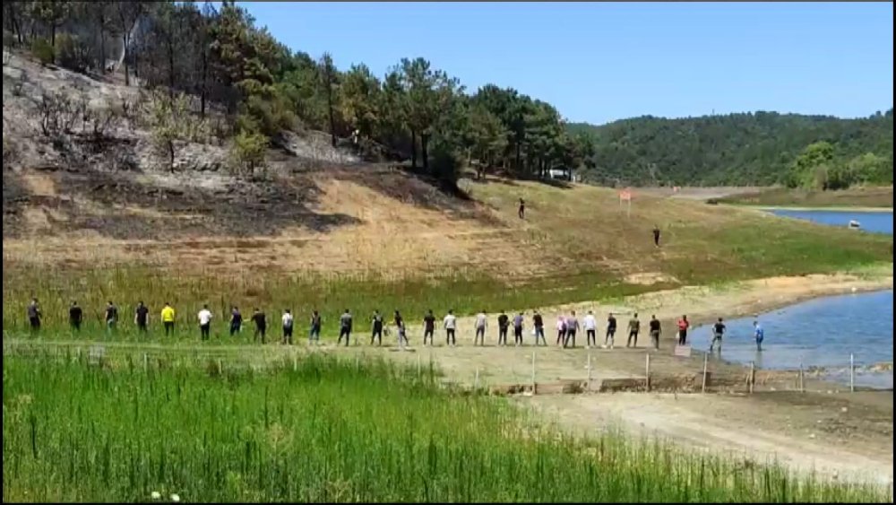 Orman yangınına 'insan zinciri' ile su taşıdılar