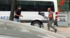 Yol ortasında tekmeli taşlı kavga