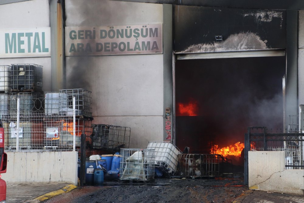 Denizli'de geri dönüşüm tesisinde yangın