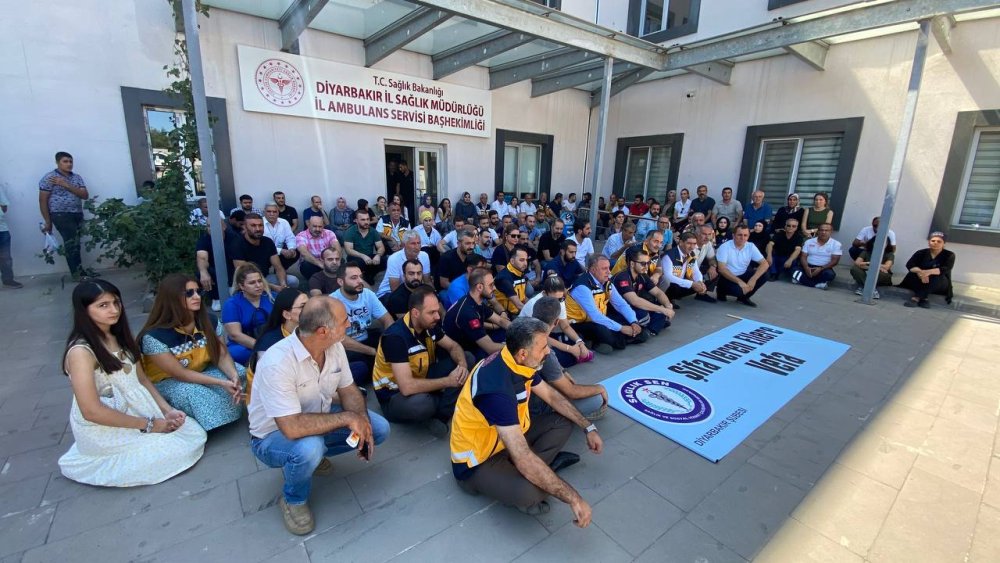 Sağlıkçılardan oturma eylemi: Bu basit bir yaralama değil, hayata kastetmektir