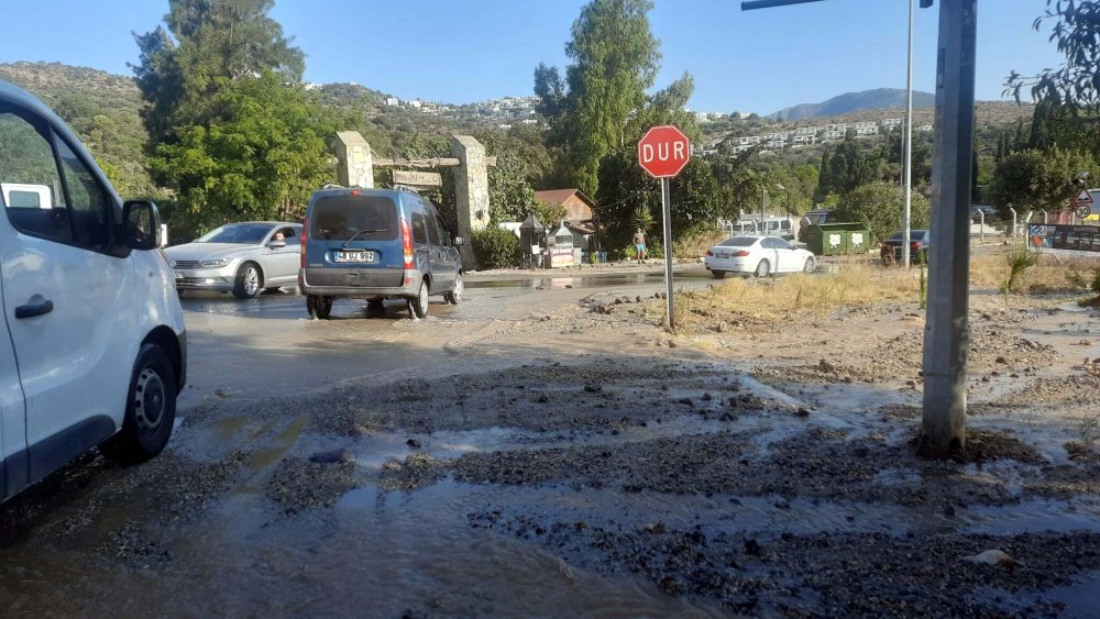 Su isale hattı patladı: Cadde suyla doldu, asfaltta çukur oluştu