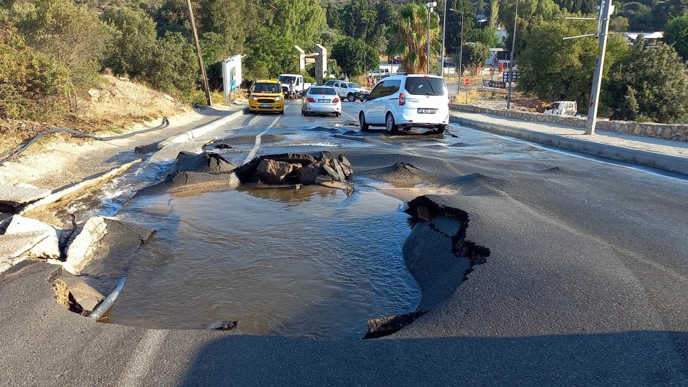 Su isale hattı patladı: Cadde suyla doldu, asfaltta çukur oluştu