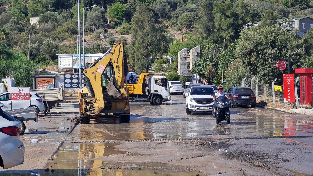 Su isale hattı patladı: Cadde suyla doldu, asfaltta çukur oluştu