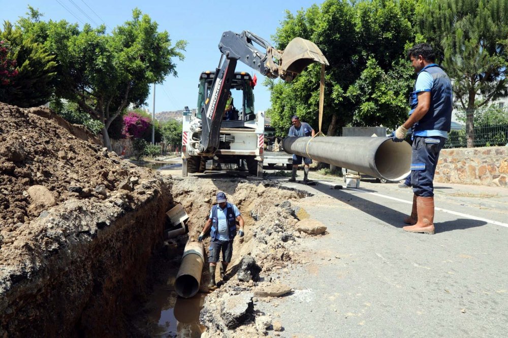 Su isale hattı patladı: Cadde suyla doldu, asfaltta çukur oluştu