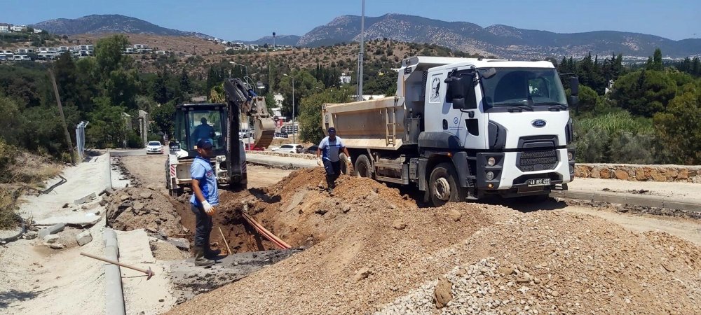 Su isale hattı patladı: Cadde suyla doldu, asfaltta çukur oluştu