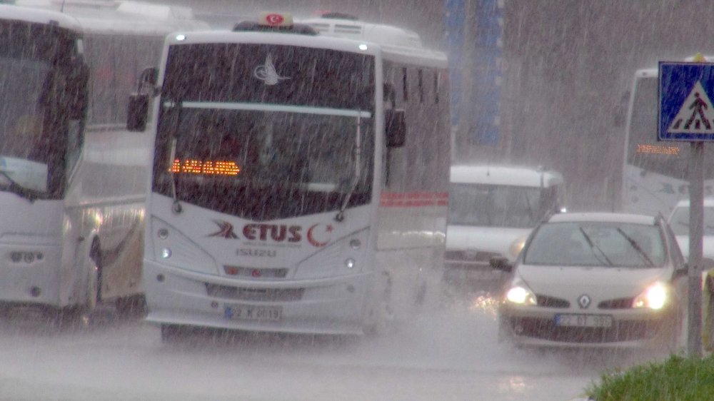 Yağmur ve fırtına kenti vurdu; ağaçlar arabaların üstüne devrildi