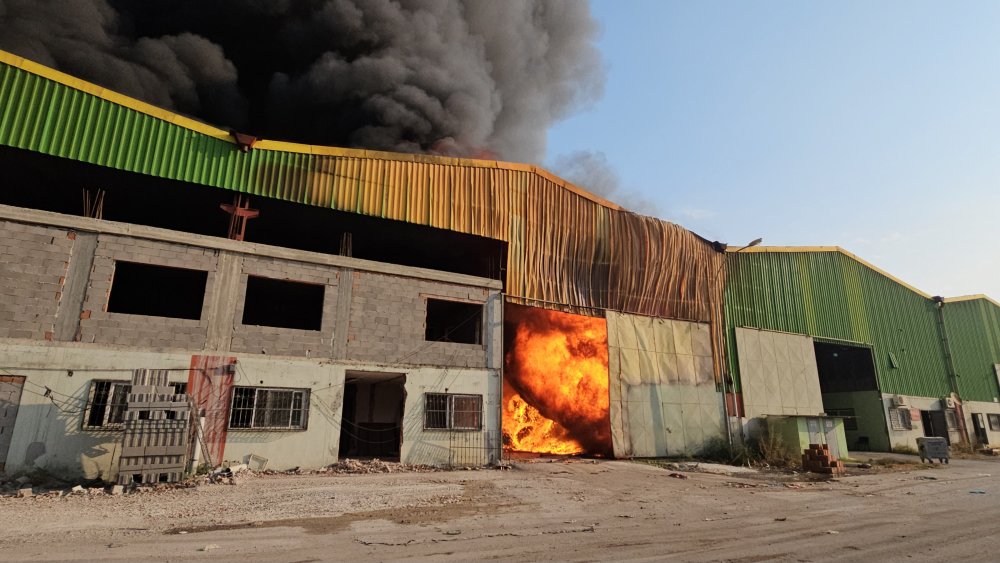 Geri dönüşüm fabrikasında yangın: Alevler bir fabrikaya daha sıçradı