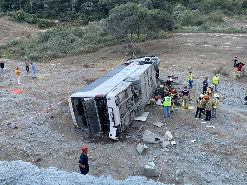 İstanbul'da otobüs devrildi: Çok sayıda yaralı var