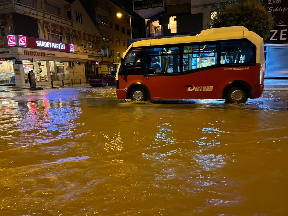 Kentin göbeğindeki su borusu patladı, asfalt yol çöktü!