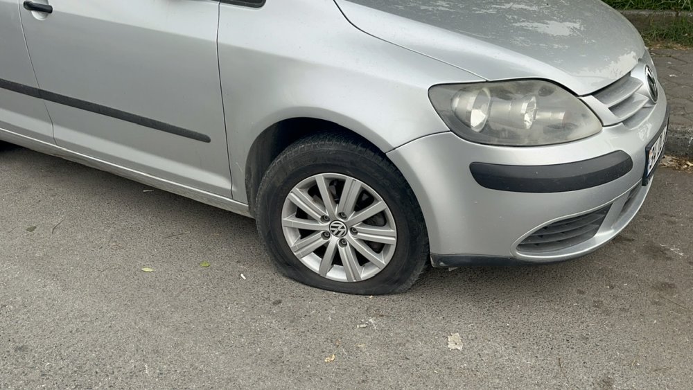 Mahallede büyük şok! Çok sayıda otomobilin lastiği patlatıldı