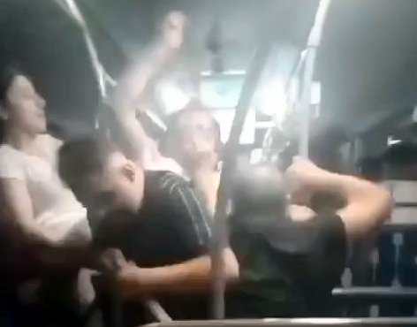 Metrobüste yumruk yumruğa kavga