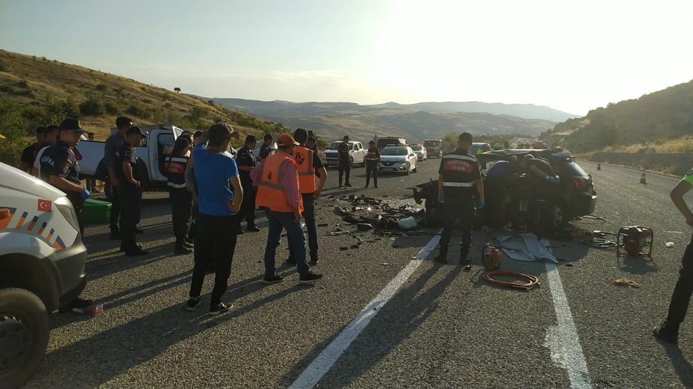 Adıyaman'da kamyonet ile otomobil çarpıştı: 4 ölü, 3 yaralı