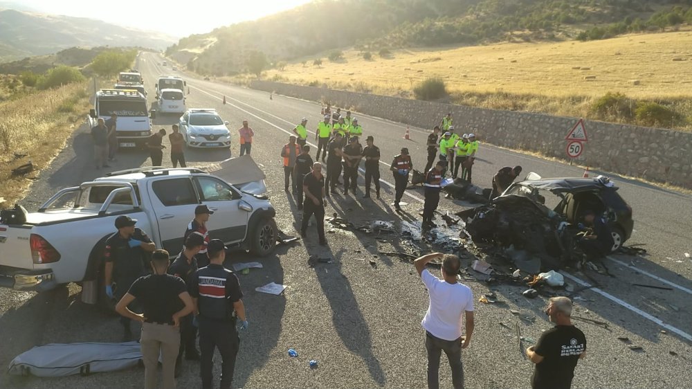 Adıyaman'da kamyonet ile otomobil çarpıştı: 4 ölü, 3 yaralı