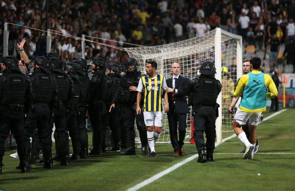 Maribor-Fenerbahçe maçında tansiyon yükseldi: Fenerbahçe taraftarları dışarı çıkartıldı