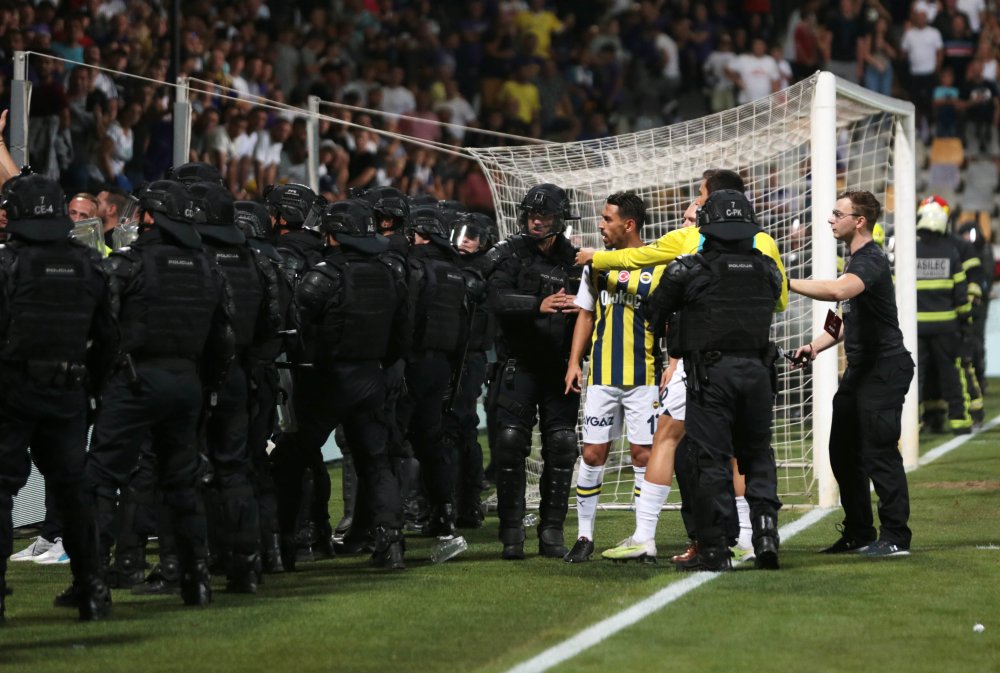 Maribor-Fenerbahçe maçında tansiyon yükseldi: Fenerbahçe taraftarları dışarı çıkartıldı