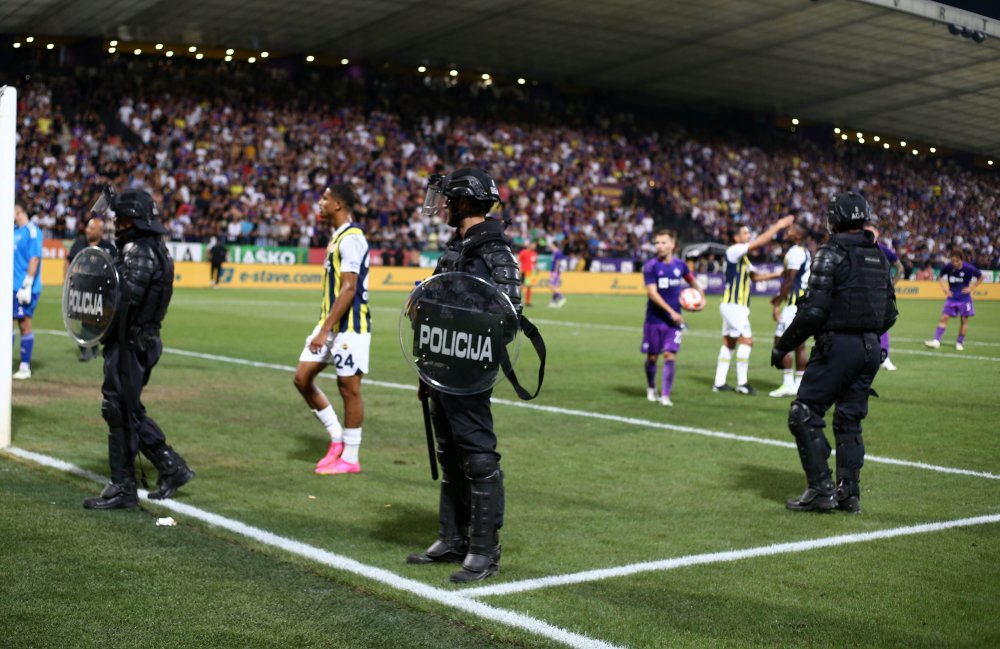 Maribor-Fenerbahçe maçında tansiyon yükseldi: Fenerbahçe taraftarları dışarı çıkartıldı