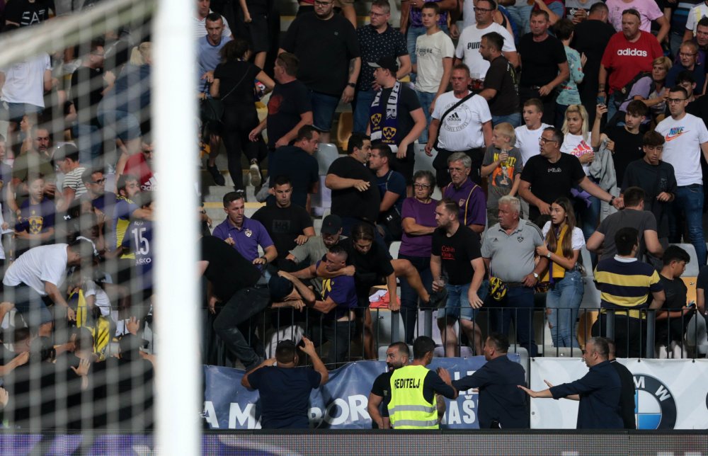 Maribor-Fenerbahçe maçında tansiyon yükseldi: Fenerbahçe taraftarları dışarı çıkartıldı