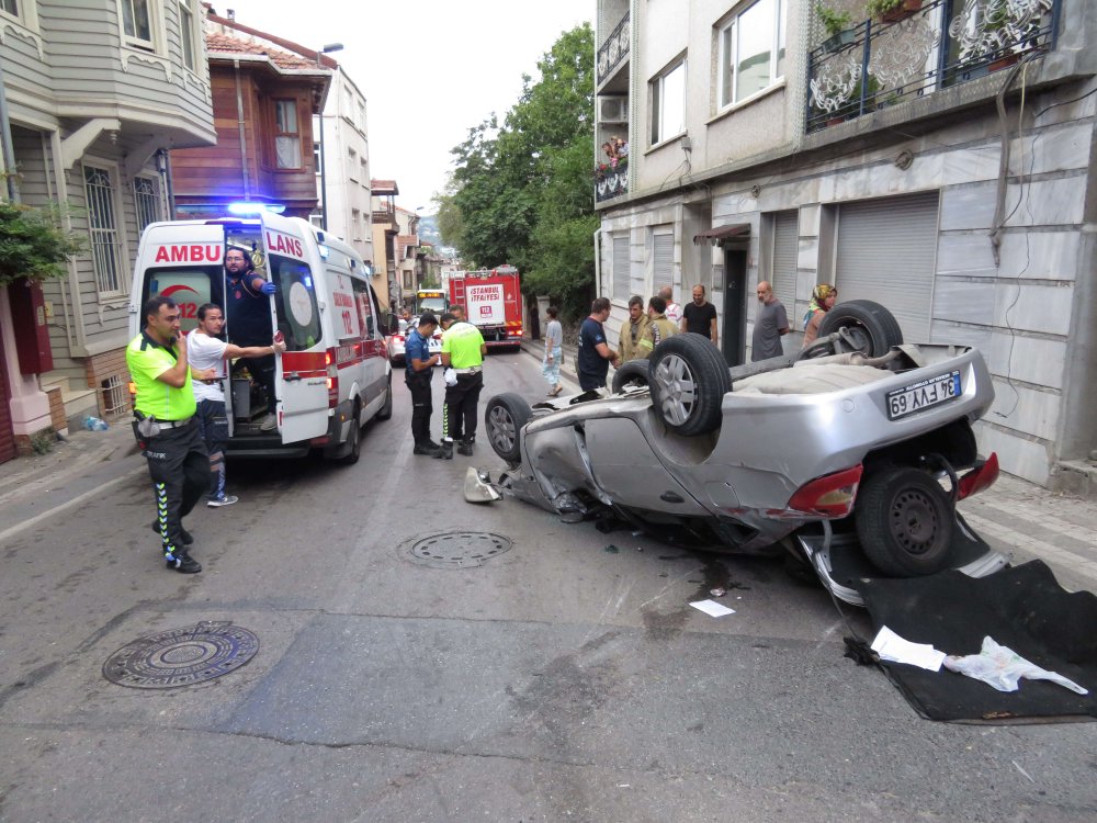 Aydınlatma direğine çarpan otomobil takla attı: 1'i ağır 5 yaralı