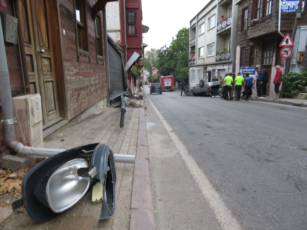 Aydınlatma direğine çarpan otomobil takla attı: 1'i ağır 5 yaralı