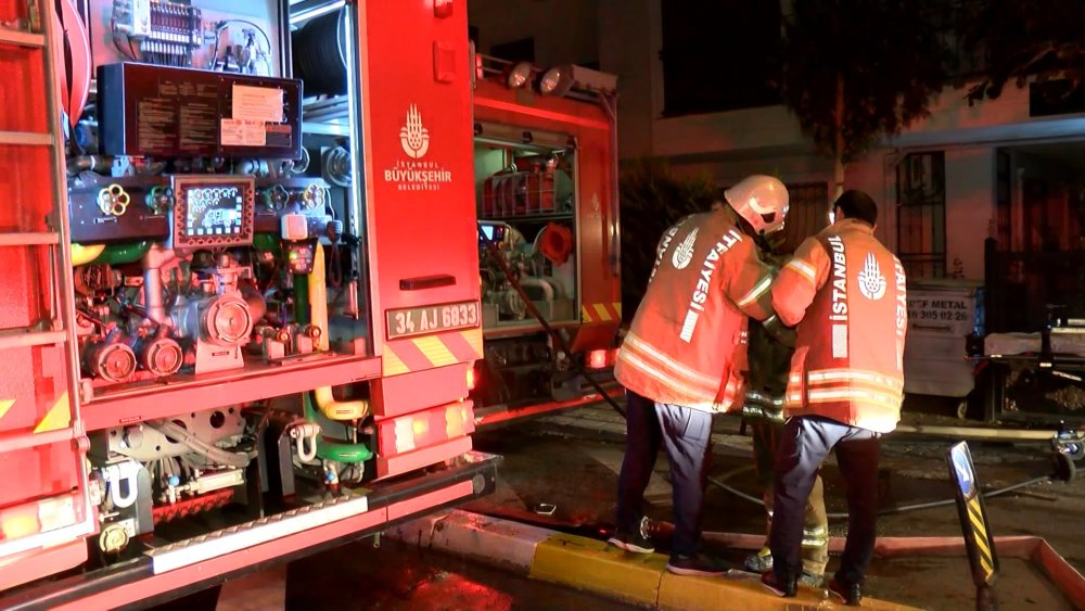 3 katlı binada yangın paniği: Mahsur kalan çift aşağı atladı