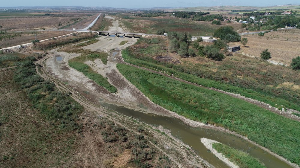 Baraj gölü için tehlike çanları: Neredeyse tamamen kurudu, tarihi hattın bölümünü otlar sardı