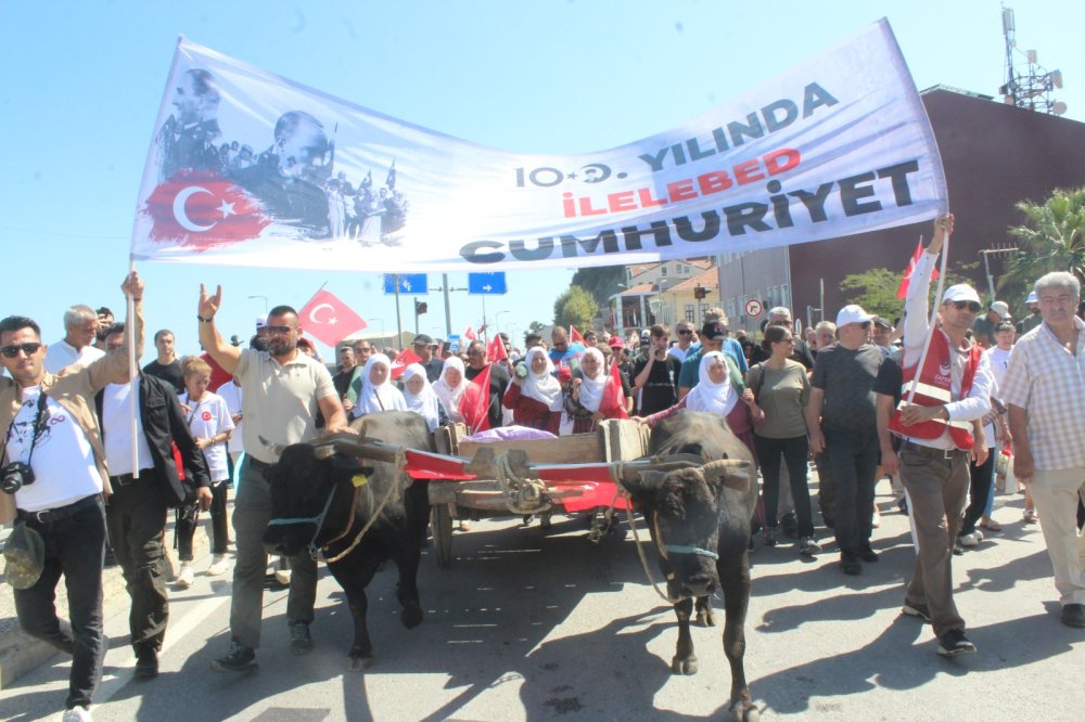 Ümit Özdağ, 'İstiklal Yolu Zafer Yürüyüşü'ne başladı