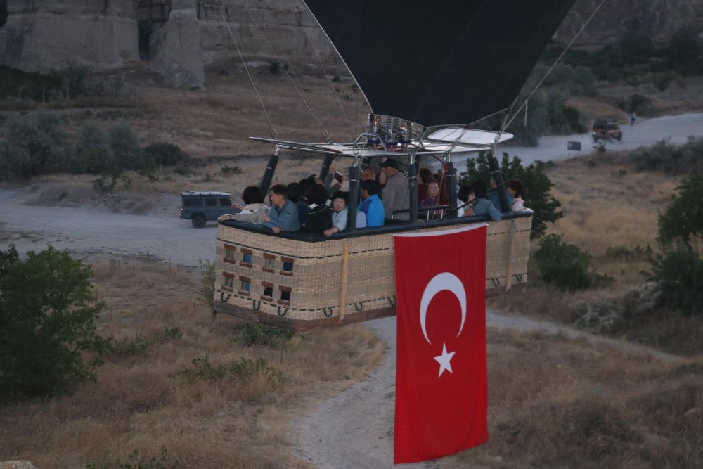 Kapadokya'da balonlar, Türk bayraklarıyla havalandı