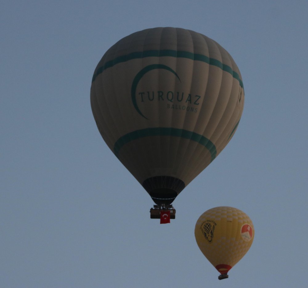 Kapadokya'da balonlar, Türk bayraklarıyla havalandı