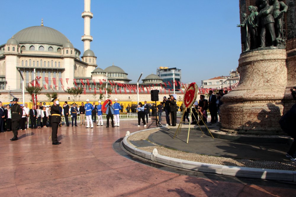 Taksim'de 30 Ağustos Zafer Bayramı töreni düzenlendi