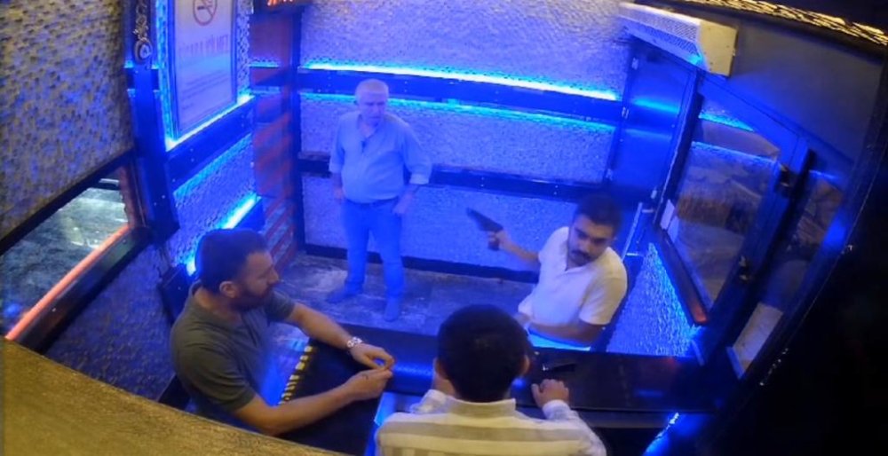 Polis memurunun boş dediği silah ateş aldı, bir kişi yaralı