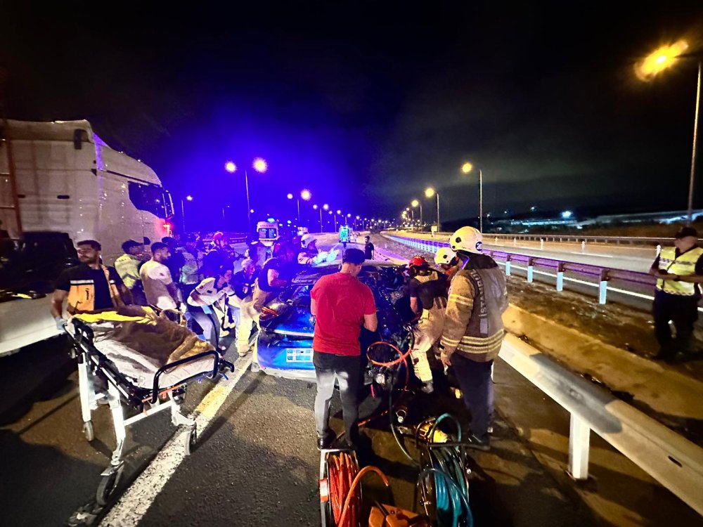 TIR'a çarpan araç bariyerlere daldı: 4 yaralı