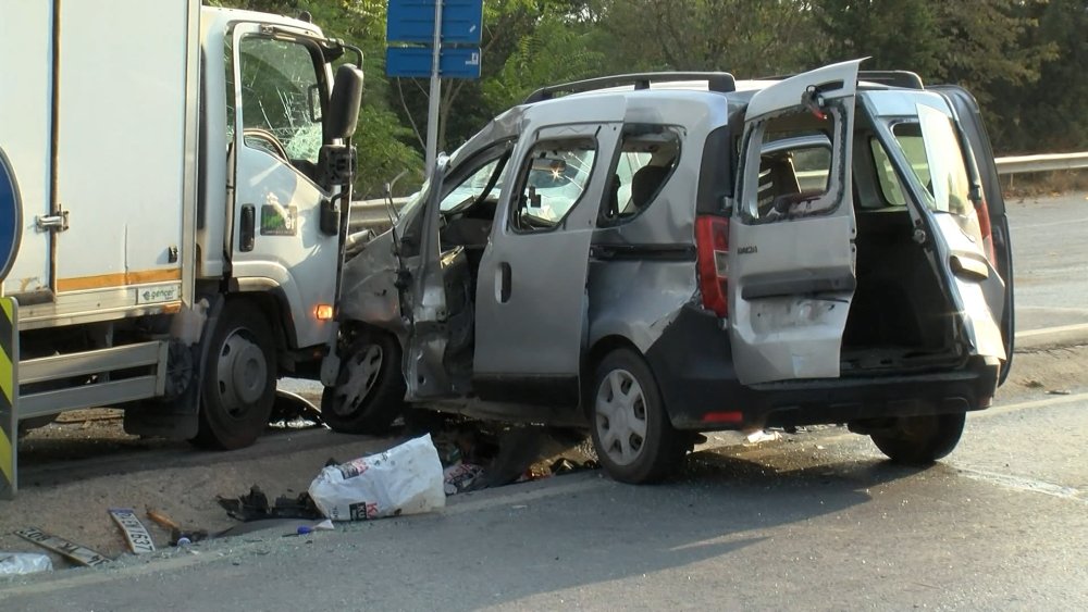 Kamyonet ile hafif ticari araç çarpıştı