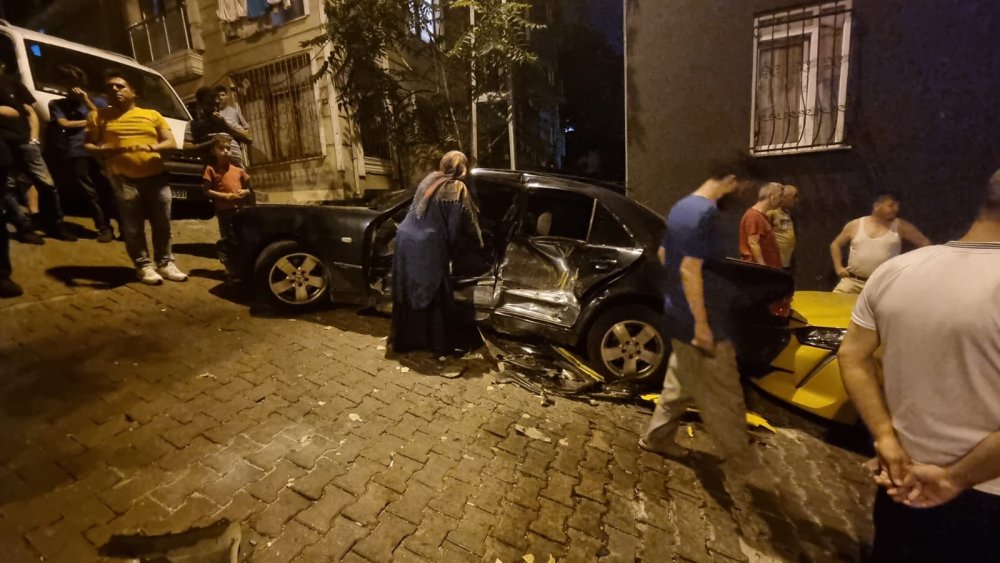 Kağıthane'de freni patlayan taksi 3 araca çarptı: 1 yaralı