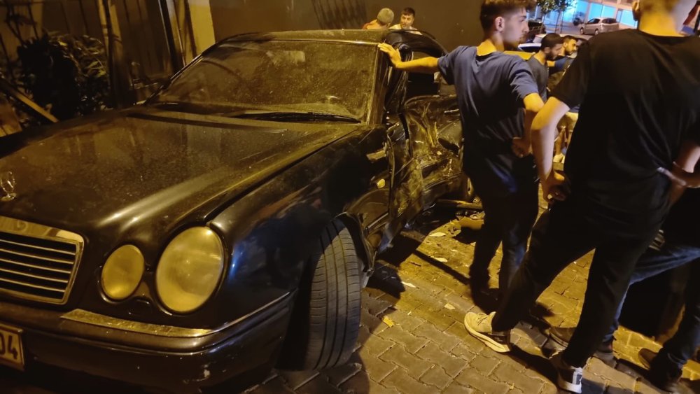 Kağıthane'de freni patlayan taksi 3 araca çarptı: 1 yaralı