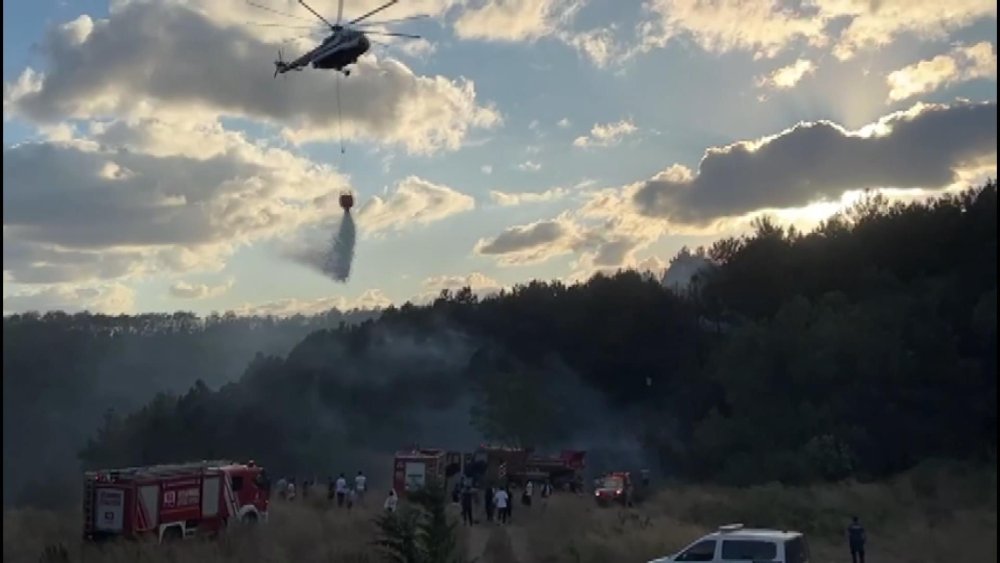 Ormanlık alandaki yangın helikopterle söndürüldü