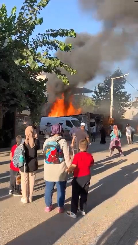 Mahallelinin yaptığı garaj alev alev yandı