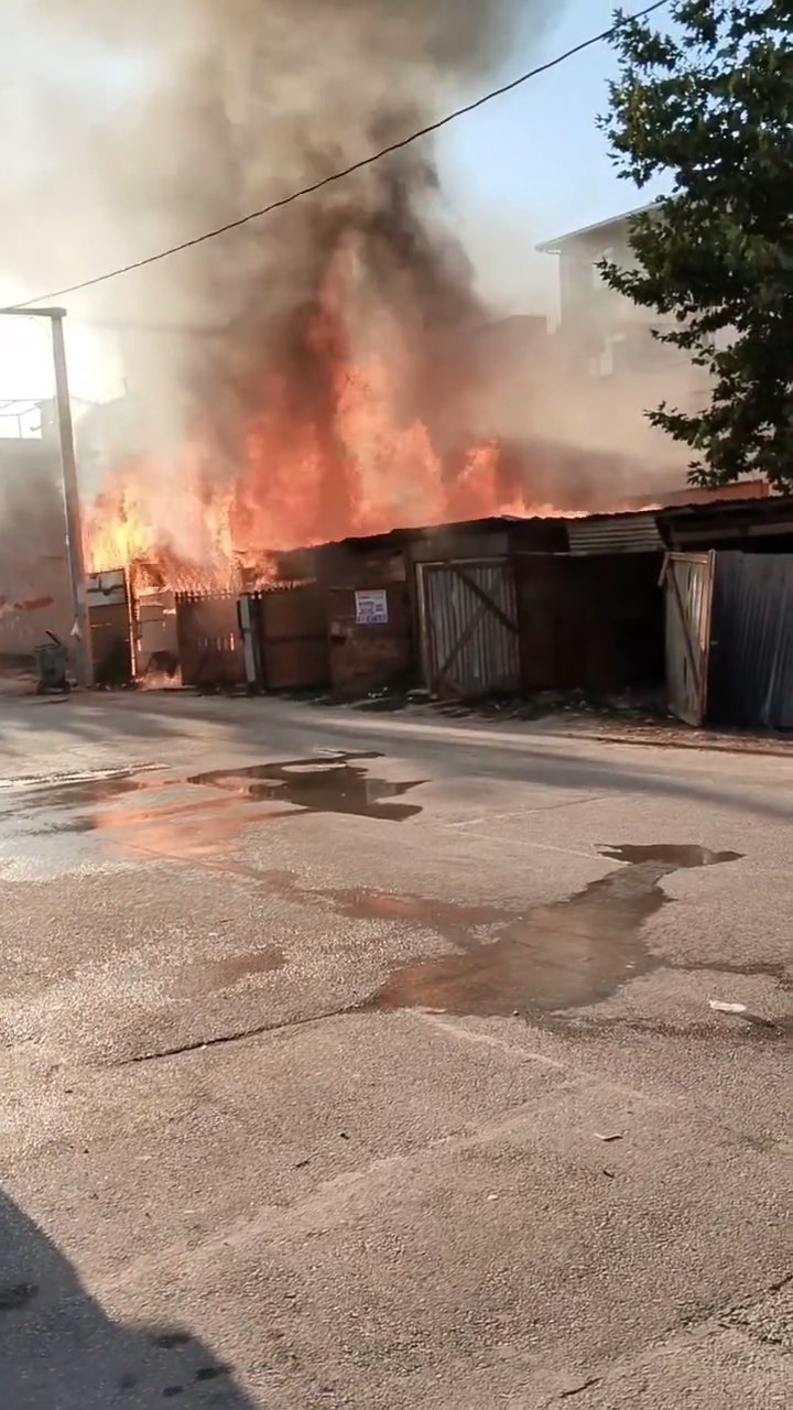 Mahallelinin yaptığı garaj alev alev yandı