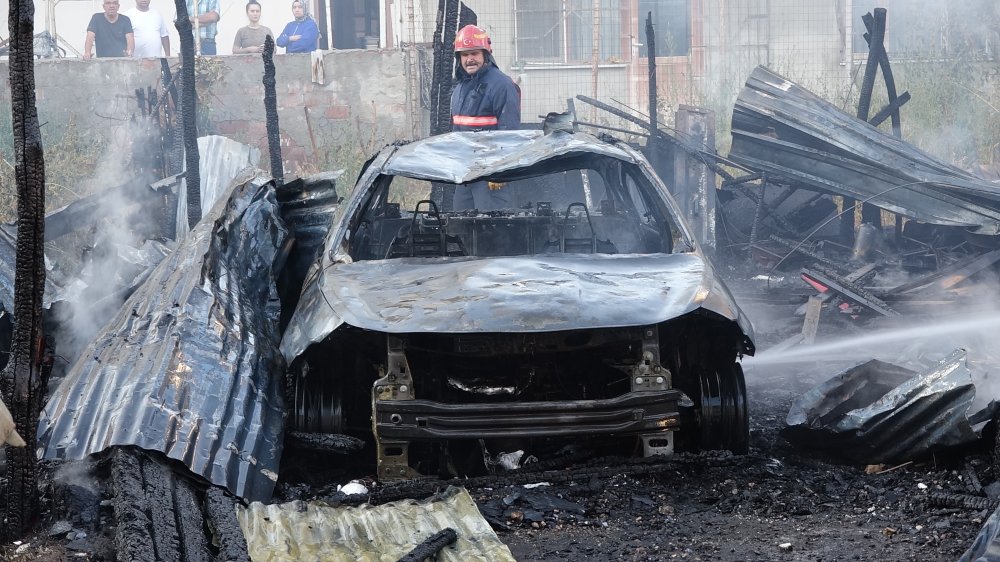 Mahallelinin yaptığı garaj alev alev yandı