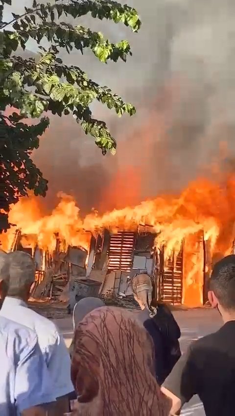 Mahallelinin yaptığı garaj alev alev yandı