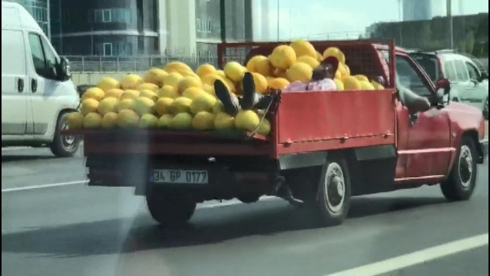 Kavun yüklü kamyonetin kasasında uyuyarak yolculuk