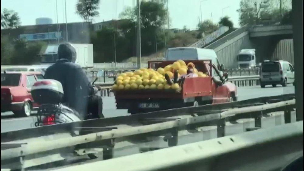 Kavun yüklü kamyonetin kasasında uyuyarak yolculuk